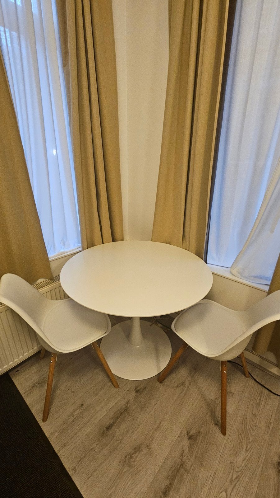 Round table and 2 chairs, Ophalen