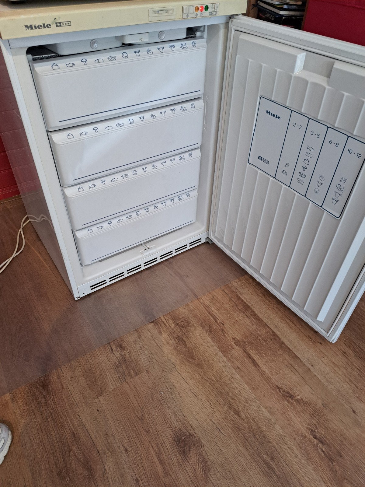 Miele vriezer met 4 lades - compact en efficiënt, 85 tot 120 cm, Gebruikt, 75 tot 100 liter, Met aparte vriezer