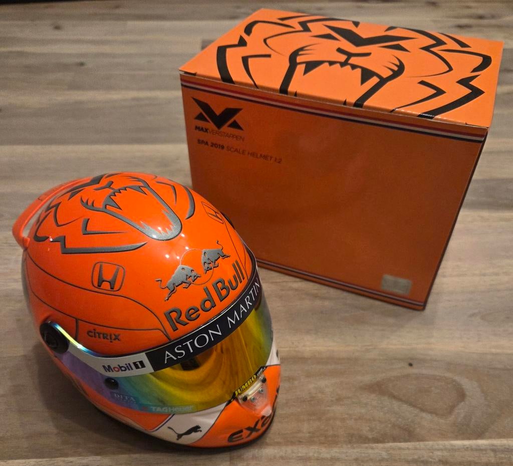 Max Verstappen Schuberth Helm 2019 1:2 Spa België F1 GP, Ophalen of Verzenden, Zo goed als nieuw, Formule 1