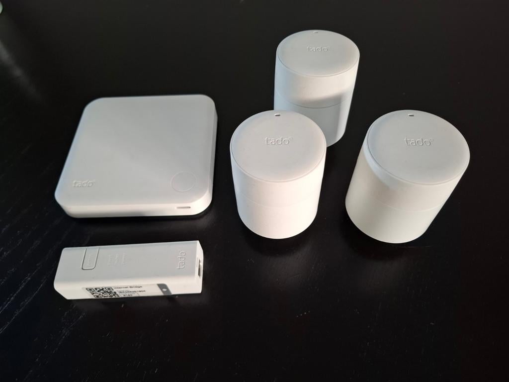 Tado V3+ Slimme Thermostaat met 3 Radiator Knoppen & Bridge, Ophalen of Verzenden, Slimme thermostaat, Zo goed als nieuw