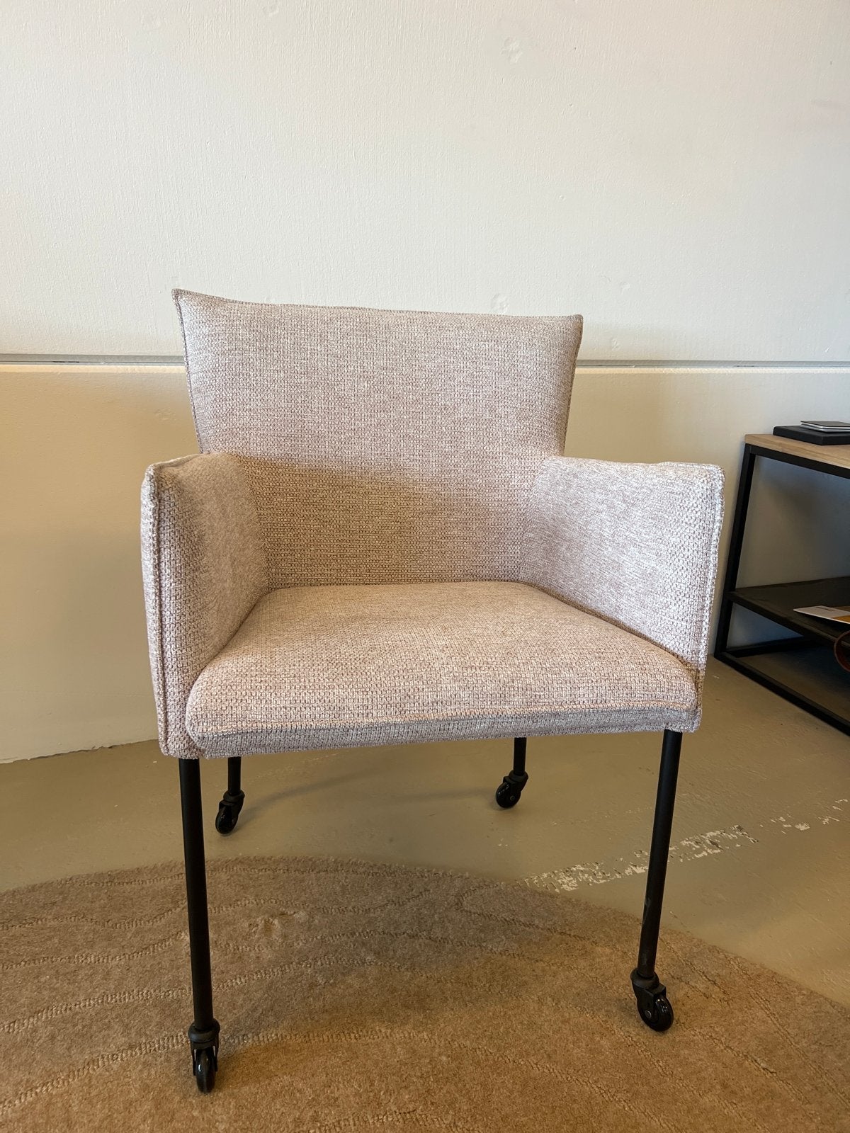 Comfortabele eetkamerstoel met wieltjes - Grijs/Beige/Roze, Huis en Inrichting, Ophalen, Overige kleuren, Zo goed als nieuw, Eén