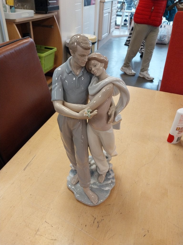 beeldje man en vrouw in romantische pose LLADRO SPAIN, Ophalen, Zo goed als nieuw, Mens