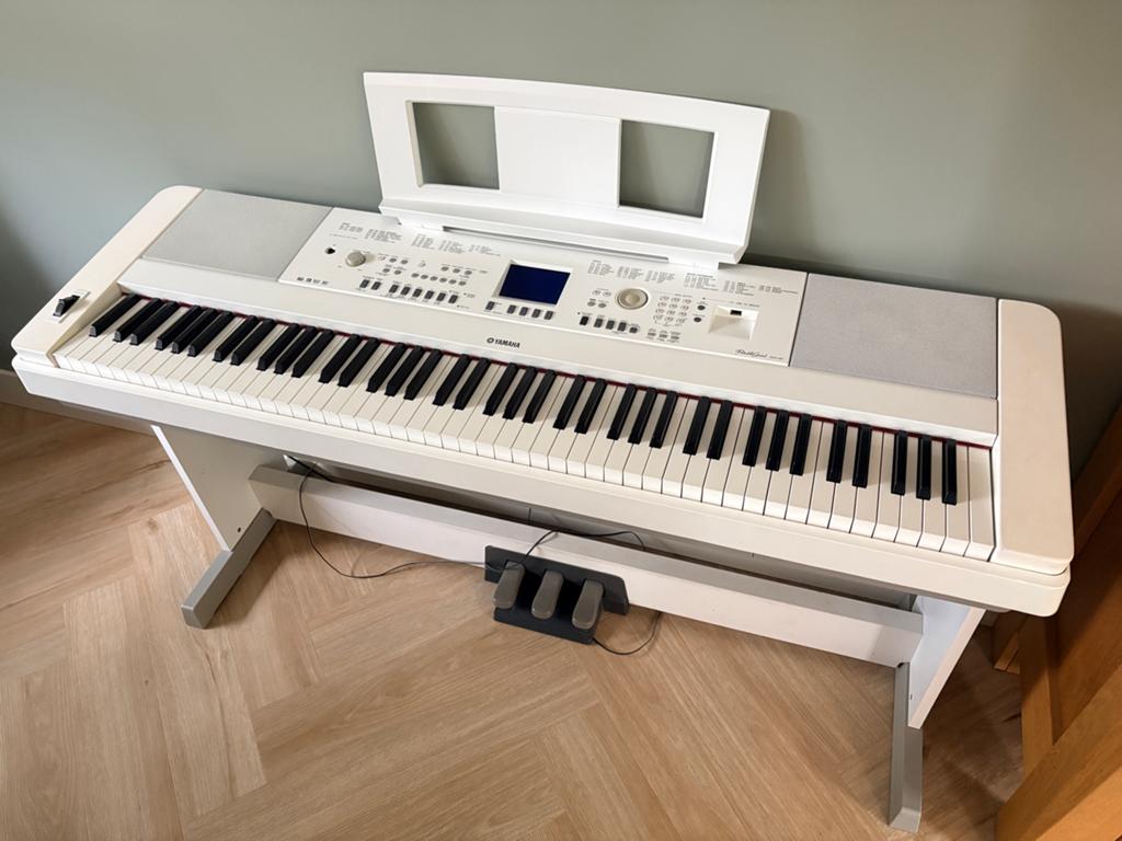 Yamaha Portable Grand DGX-650 Digitale Piano Wit, Muziek en Instrumenten, Ophalen, Zo goed als nieuw