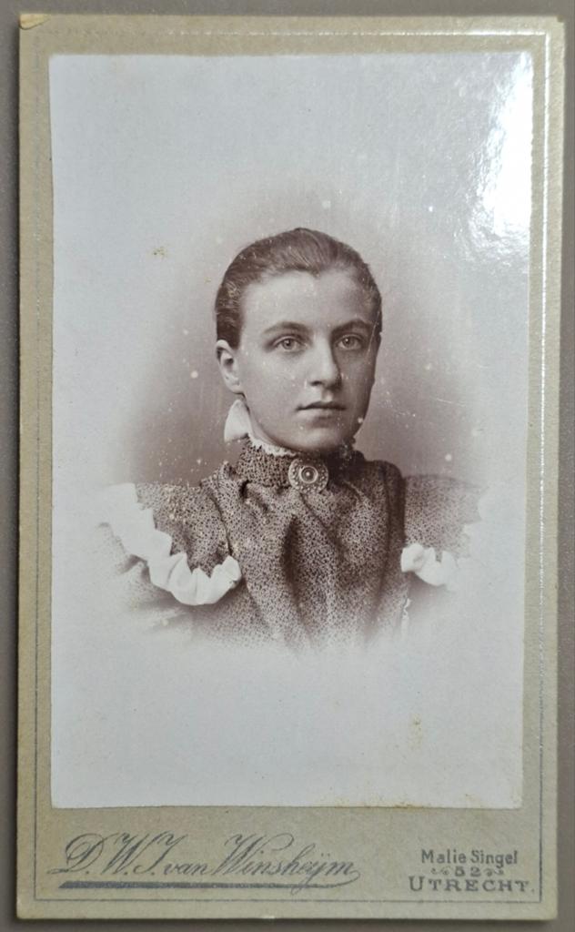 292 cdv jonge vrouw Utrecht fotograaf D.W.J. Van Winsheijm, Ophalen of Verzenden, Voor 1940, Gebruikt, Overige onderwerpen