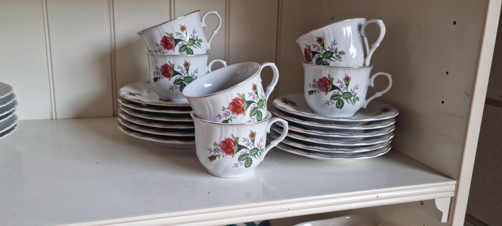 Antiek servies met rode bloem, Ophalen