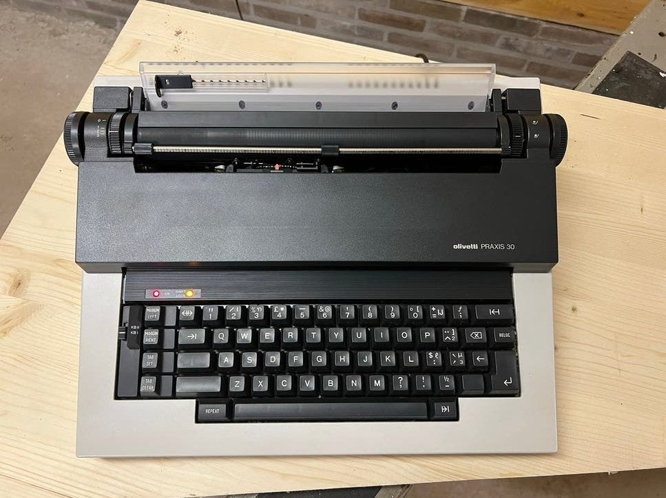 Olivetti Praxis 30 vintage typemachine uit 1983, Diversen, Typemachines, Ophalen of Verzenden, Zo goed als nieuw