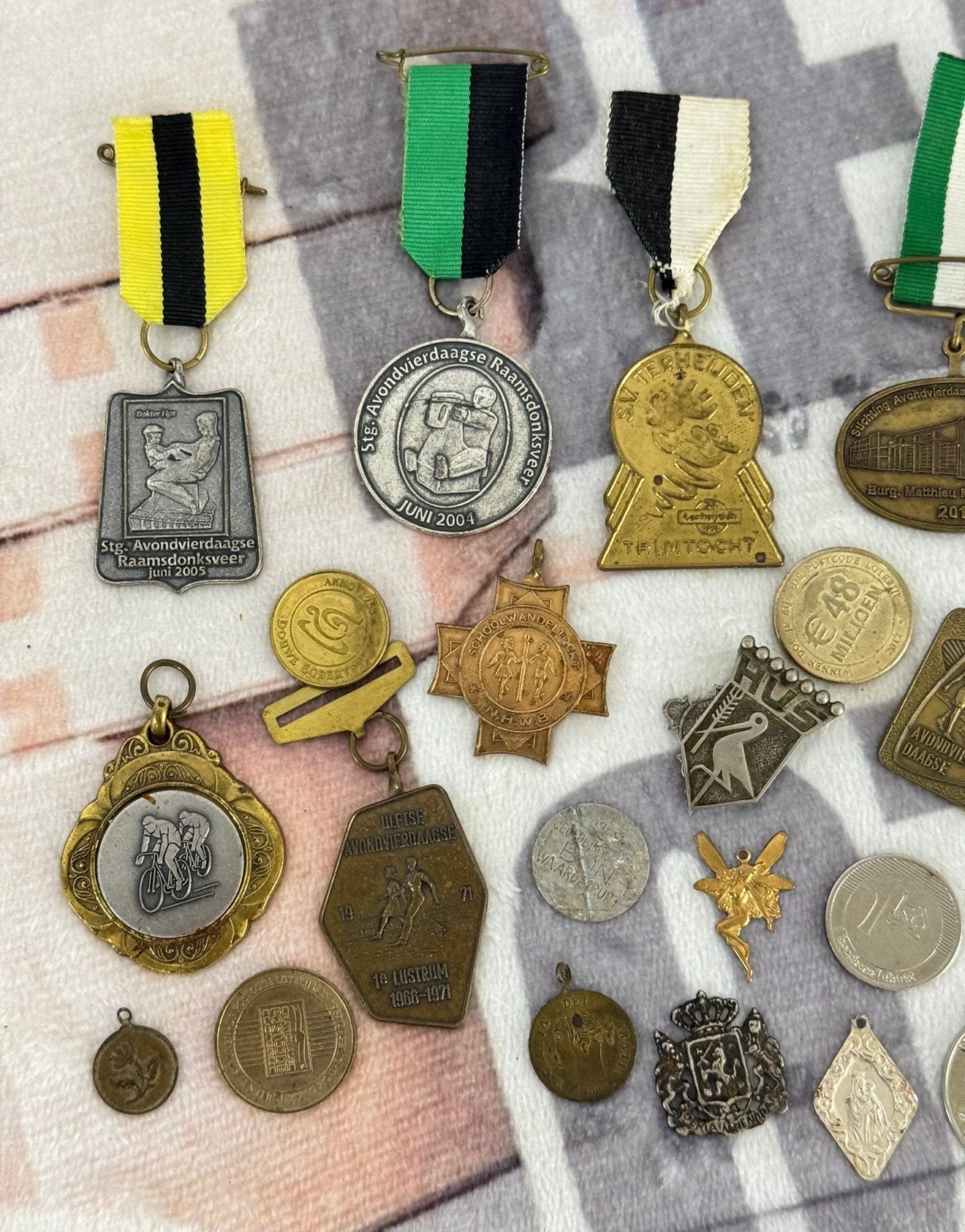 Diverse 22 medaille lintjes munten wielrennen vierdaagse ect, Ophalen of Verzenden, Overige materialen, Nederland