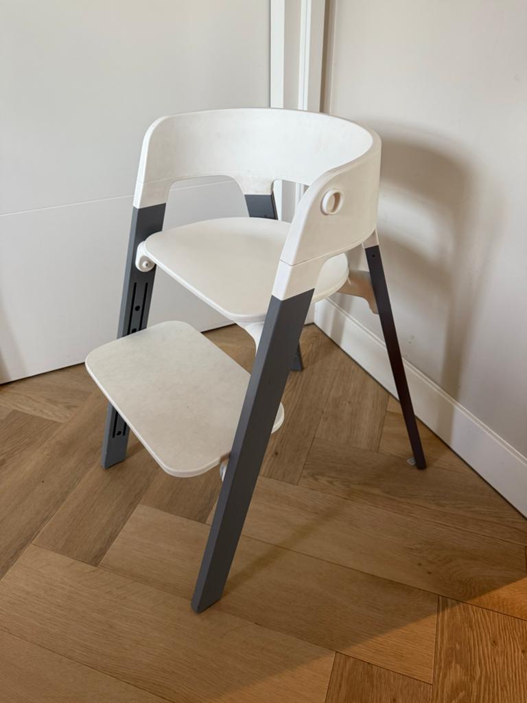 Stokke steps Meegroeistoel - Wit/Grijs, Kinderen en Baby's, Ophalen, Zo goed als nieuw, Meegroeistoel