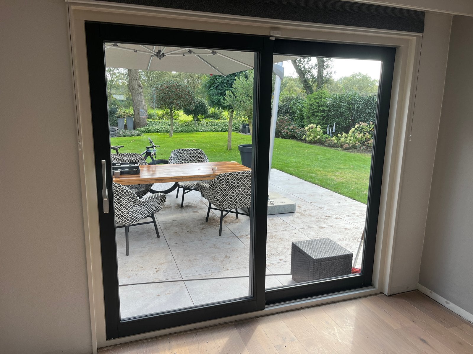 Schuifpui hardhout HR++ glas antraciet met plissé gordijn, Doe-het-zelf en Verbouw, Ophalen, Gebruikt, Buitendeur, Schuifdeur