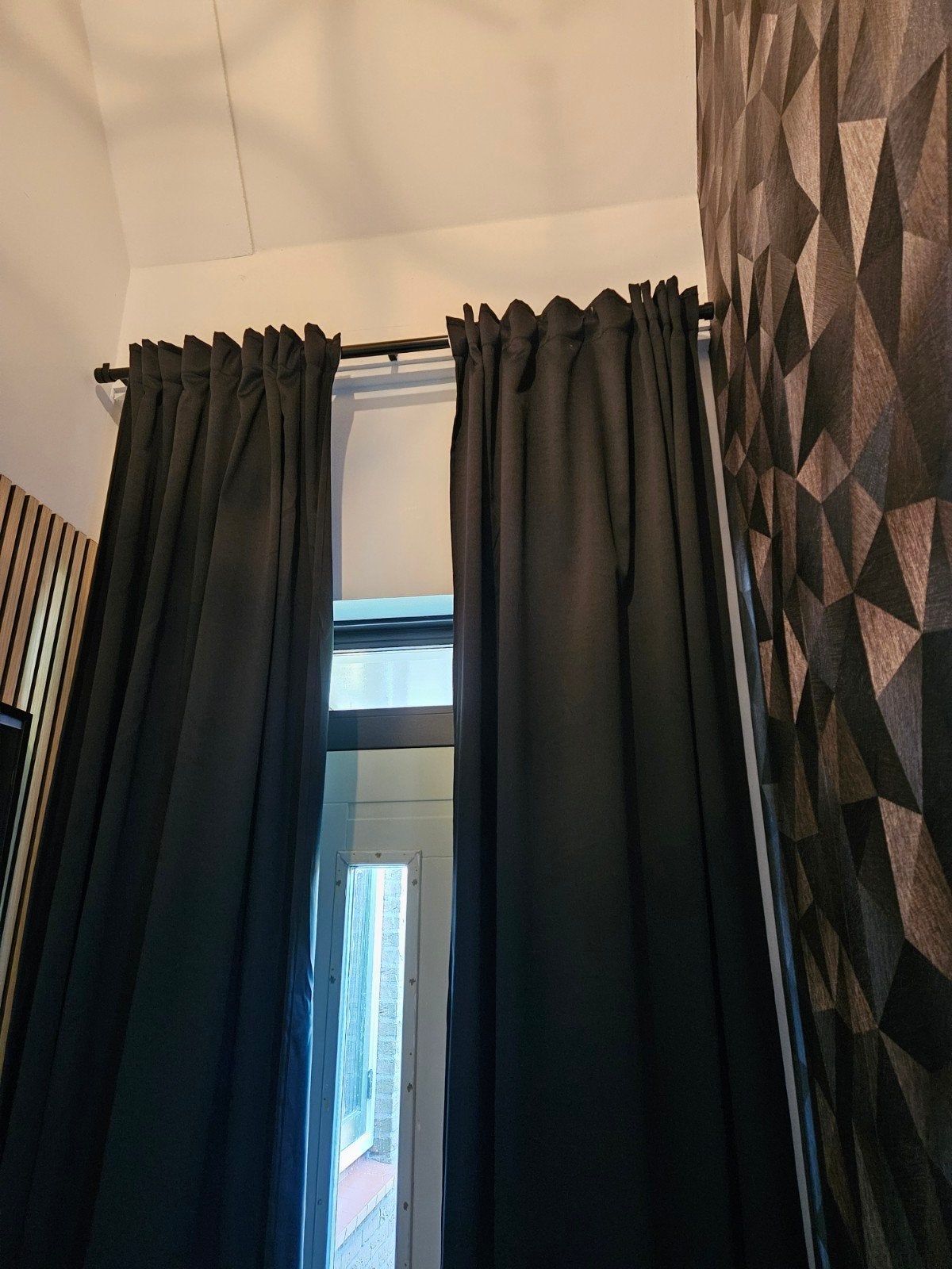 2 zwarte gordijnen 3m hoog x 145 cm breed, Ophalen of Verzenden, Zo goed als nieuw, 100 tot 150 cm, 200 cm of meer