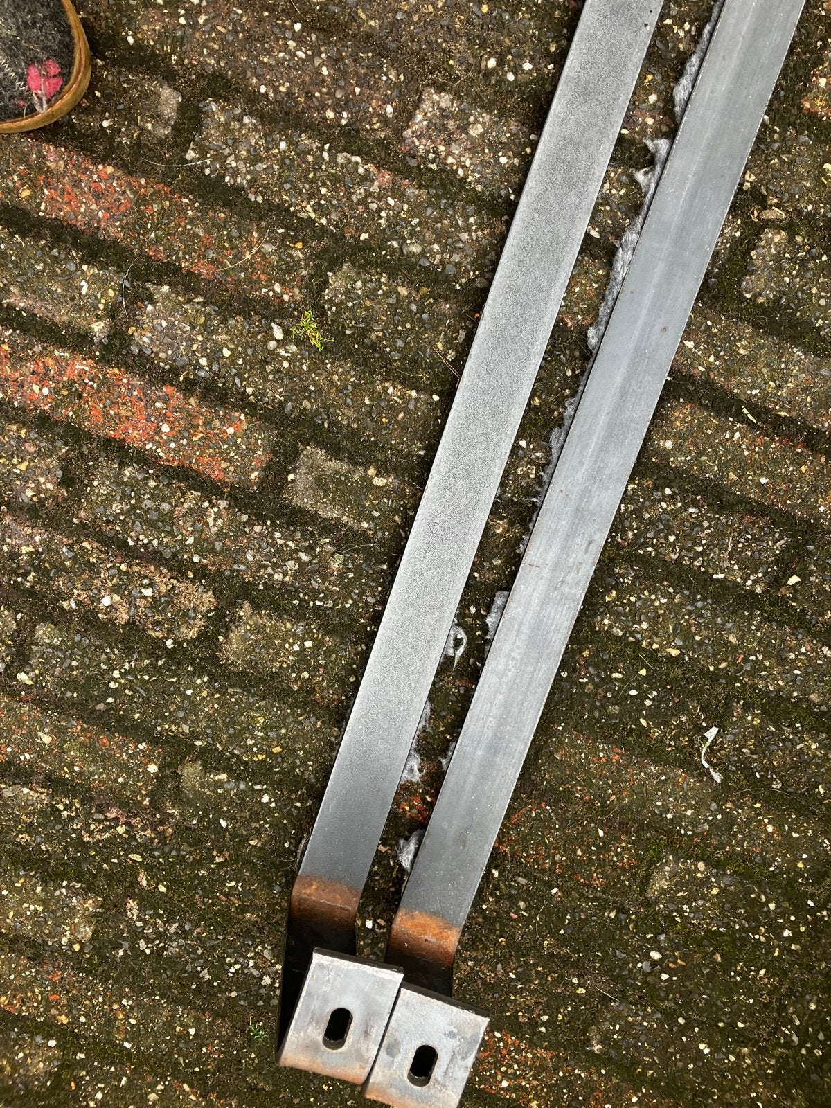 Stalen beugels voor onder meubels.  2 stuks. Staal., Ophalen of Verzenden, Gebruikt