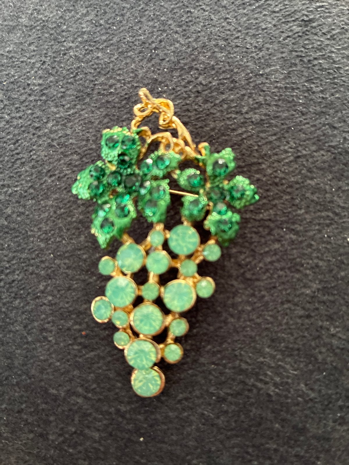 Vintage Broche Druiventros Groen, Met kristal, Overige materialen, 4 tot 7 cm, Gebruikt
