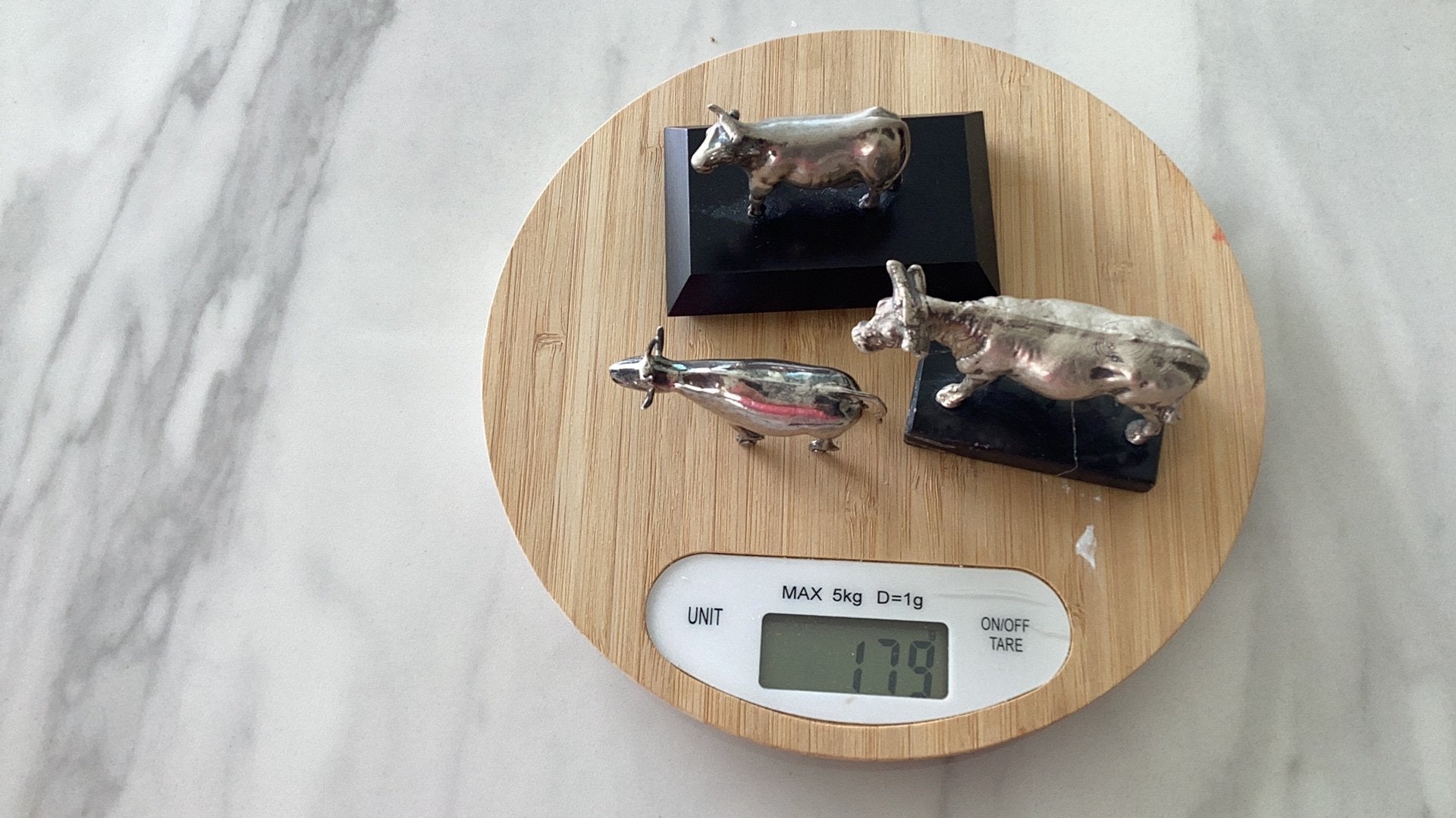 Drie zilveren miniaturen, waaronder 2 koeien op voet, Ophalen of Verzenden, Zilver