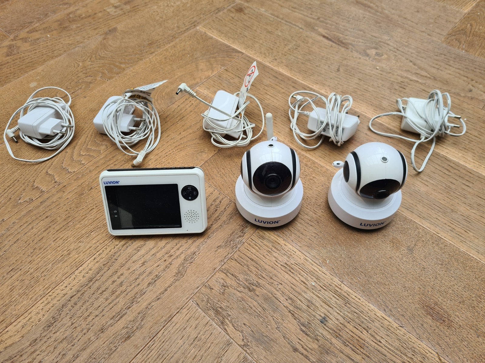 Luvion Essentials babyfoon - 2 camera's, 1 scherm, 5 stekker, Ophalen, Gebruikt, Minder dan 100 meter, Camera