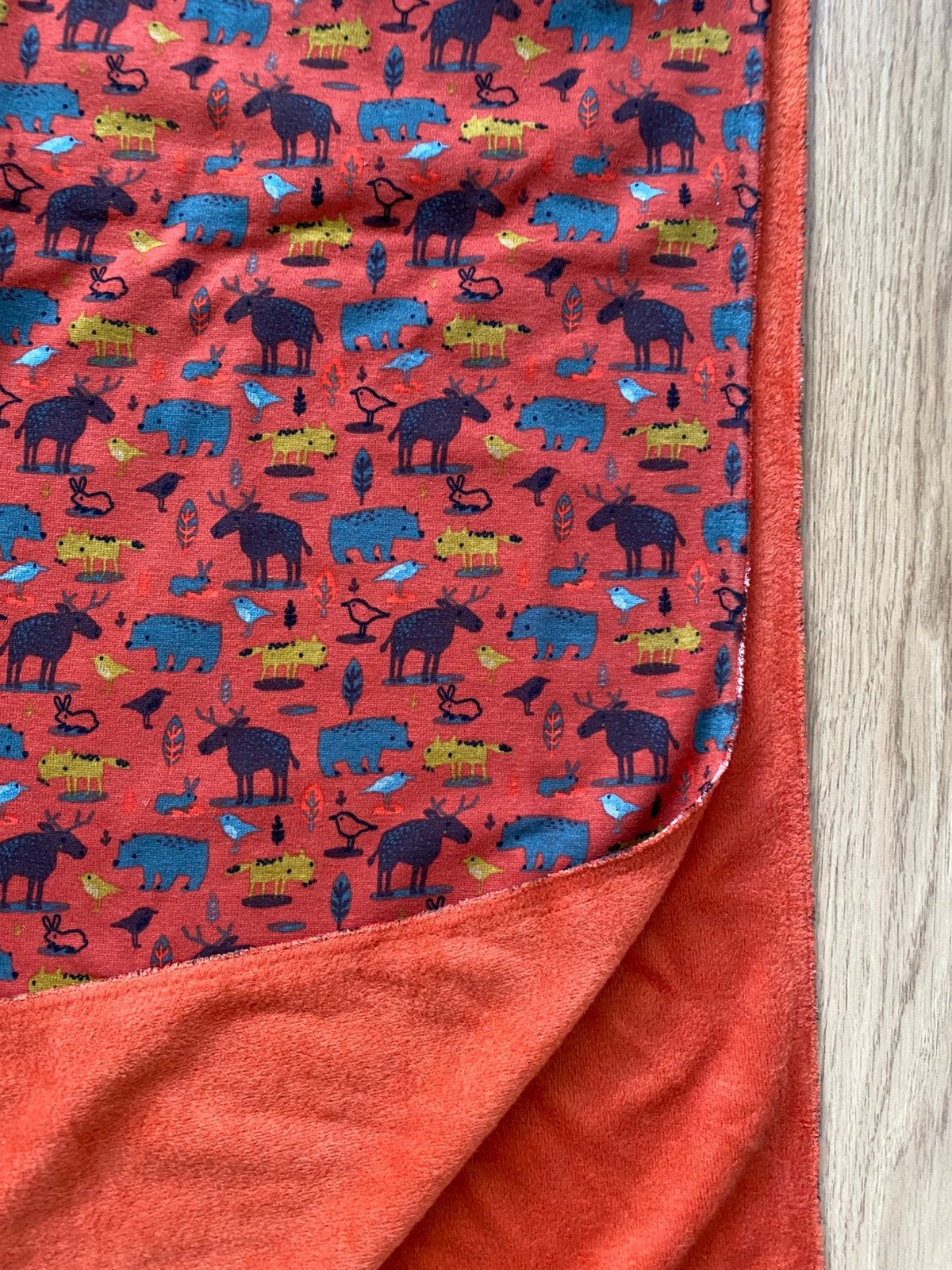 Oranje joggingstof met elanden, beren en vogels, 120 cm of meer, Oranje, Ophalen of Verzenden, Zo goed als nieuw