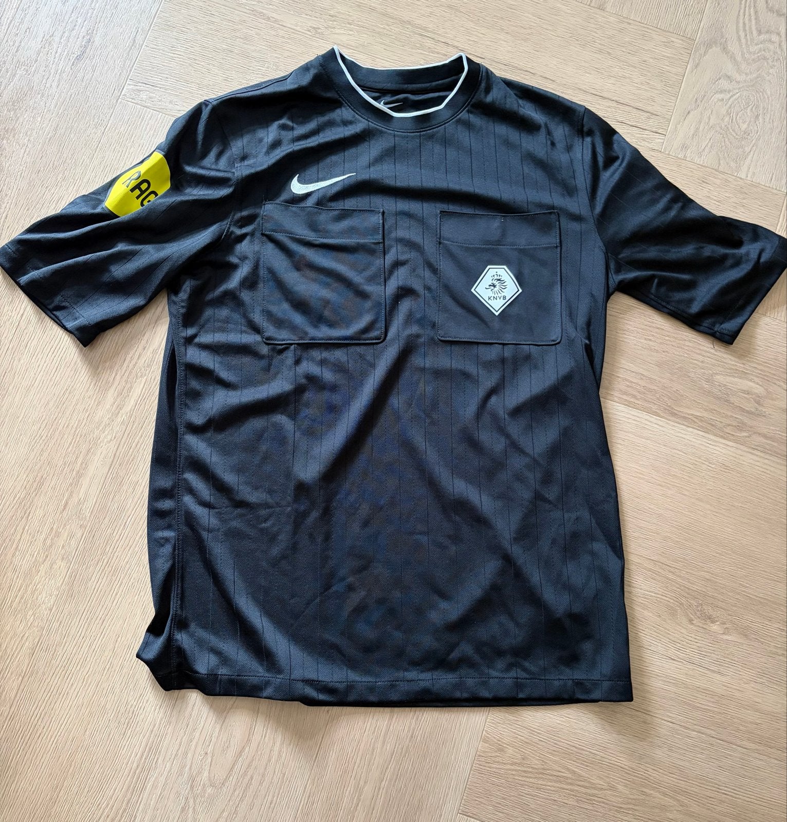 KNVB Scheidsrechter Shirt, zwart en geel, maat L 2024/2026, Zwart, Nieuw, Overige maten, Ophalen of Verzenden