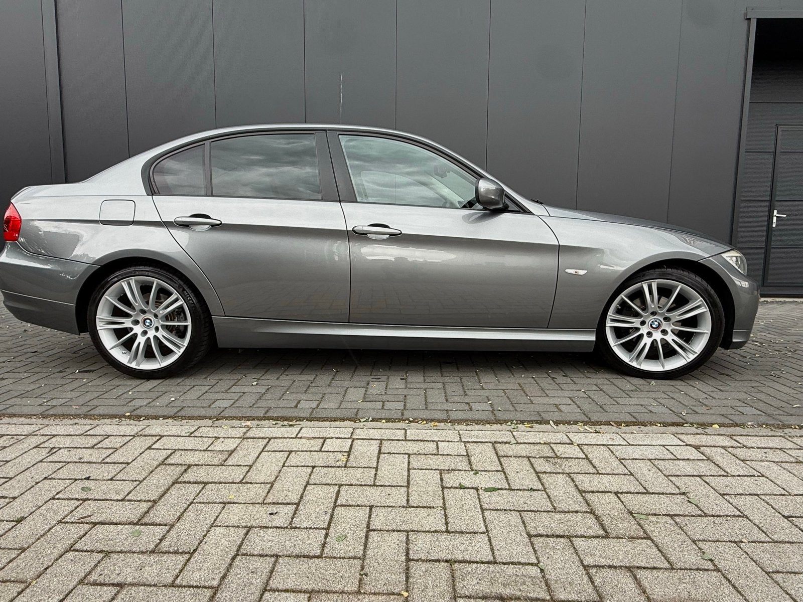 BMW 3-Serie 2.0 I 320 125KW 2009 Grijs, 1345 kg, 4 cilinders, Zwart, Origineel Nederlands