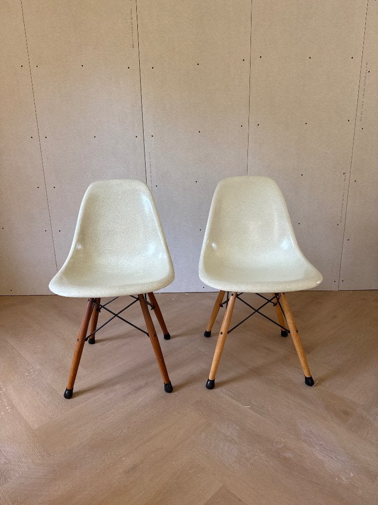 Eames Chair Fiberglass Modernica Los Angeles eetkamerstoelen, Ophalen, Zo goed als nieuw, Overige kleuren, Twee