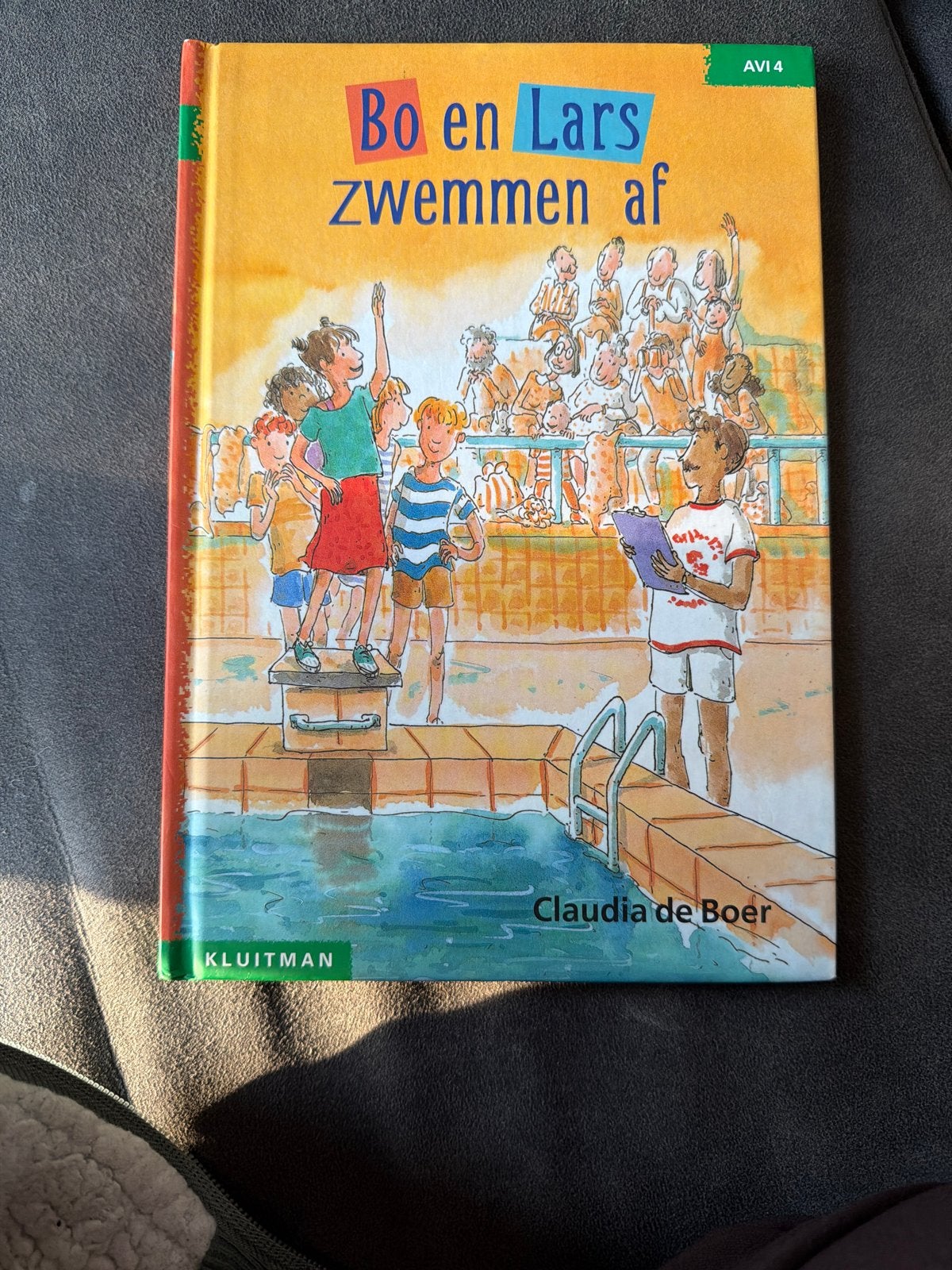 Bo en Lars zwemmen af - AVI 4 kinderboek, Ophalen of Verzenden, Zo goed als nieuw, Fictie algemeen