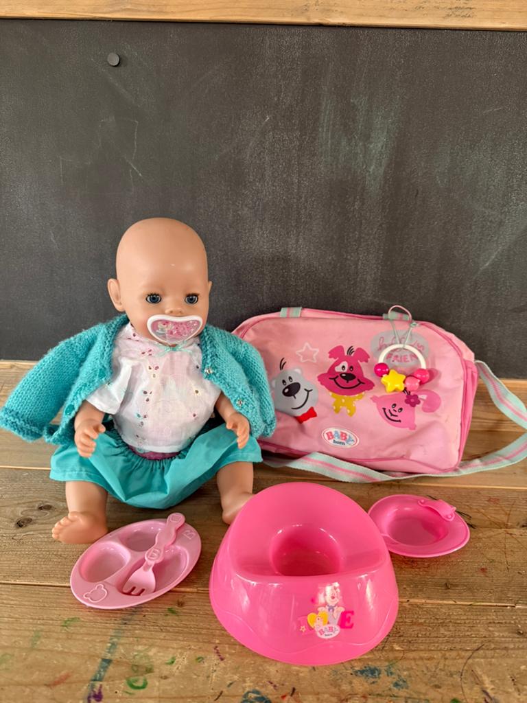 Baby Born meisje met luiertas en kledingsetjes, Ophalen of Verzenden, Gebruikt, Babypop