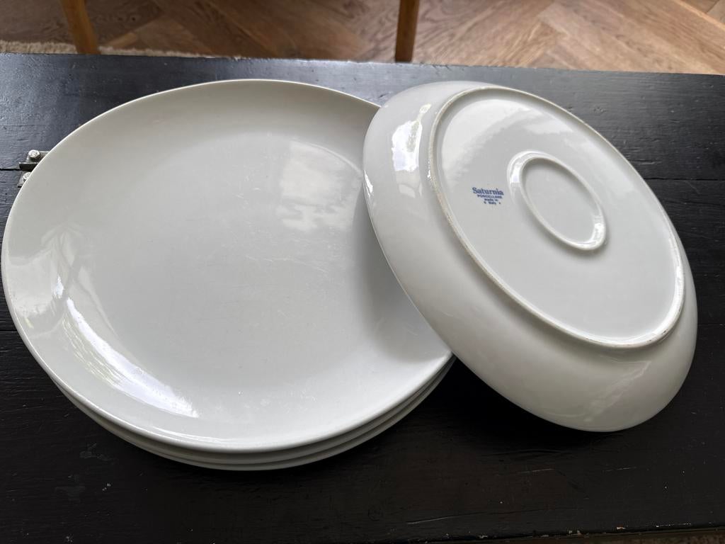 Set van 5 witte Saturnia porseleinen borden, Ophalen, Zo goed als nieuw, Porselein, Bord(en)
