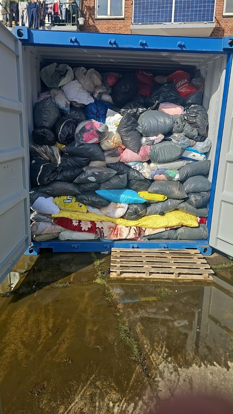 Grote partij textiel en kleding in container, Ophalen of Verzenden, Textiel