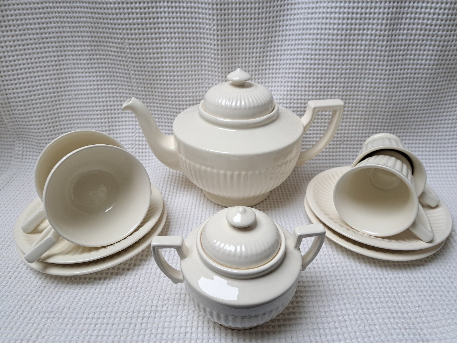 Empire:Theepot/suikerpot/4 kop en schotels roomkleur., Ophalen of Verzenden, Zo goed als nieuw