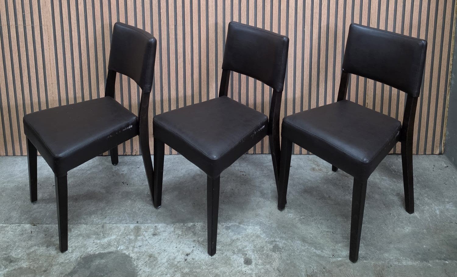 90 Arend kantine stoelen horeca bruin bistro cafe leer hout, Huis en Inrichting, Stoelen, Bruin, Ophalen of Verzenden, Zo goed als nieuw