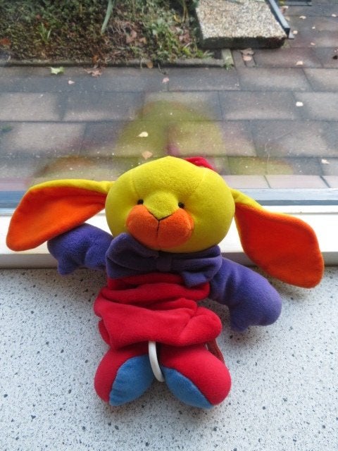Muziekknuffel konijn merk Tiamo vrolijk gekleurd speeldoosje, Kinderen en Baby's, Speelgoed | Knuffels en Pluche, Gebruikt, Met label