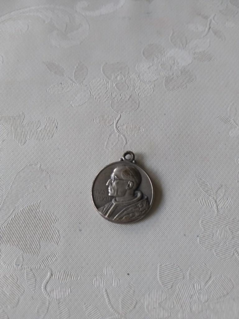 421 Medaille van Paus Pius XII - Maria met Kind, Verzamelen, Ophalen of Verzenden, Zo goed als nieuw, Overige typen, Christendom | Katholiek