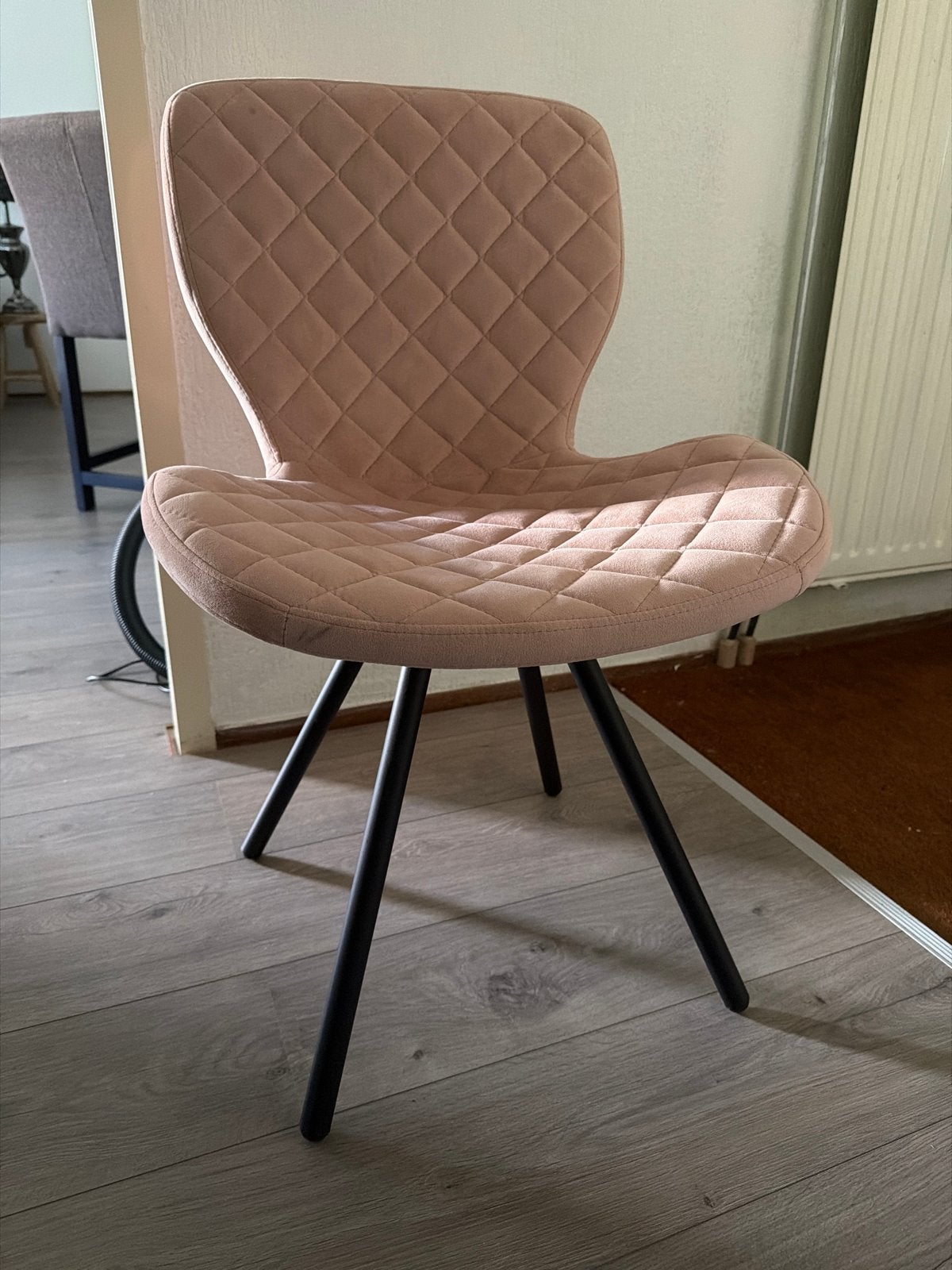 Roze slaap kamerstoel met metalen poten, Ophalen, Overige kleuren, Zo goed als nieuw, Metaal