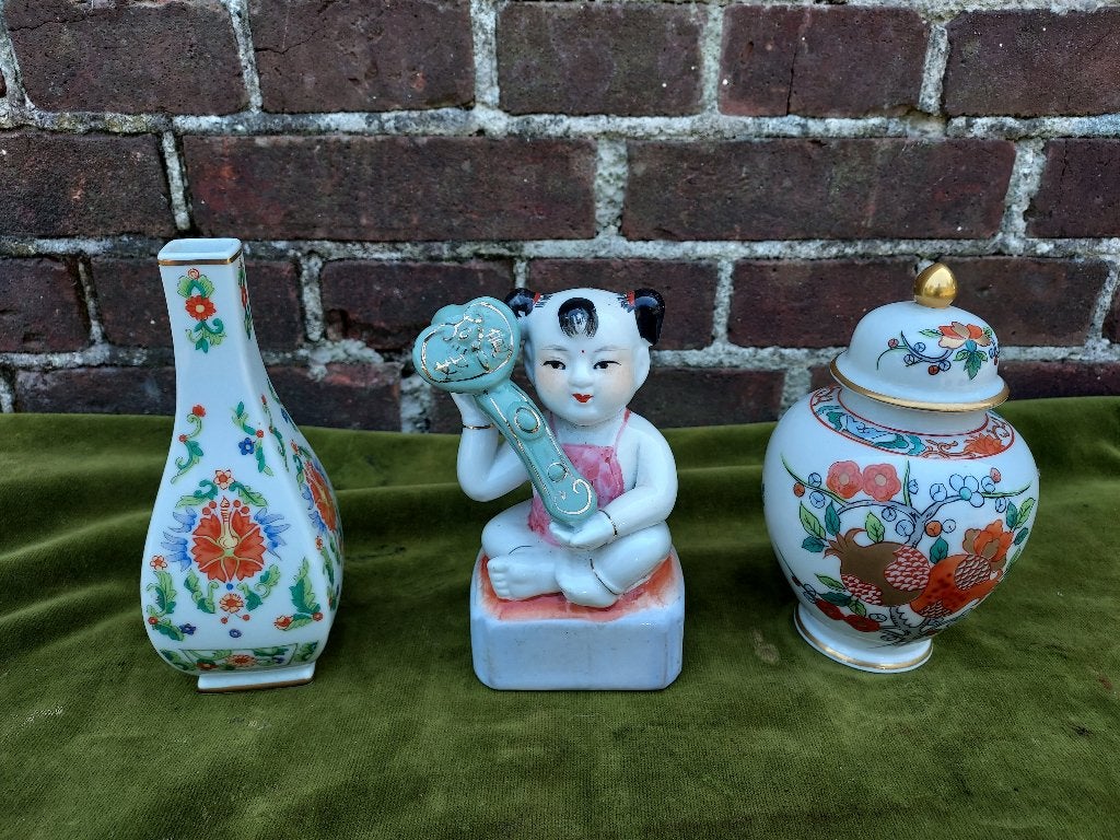 3 Chinese porseleinen voorwerpen, beeldje en 2 vaasjes., Verzenden