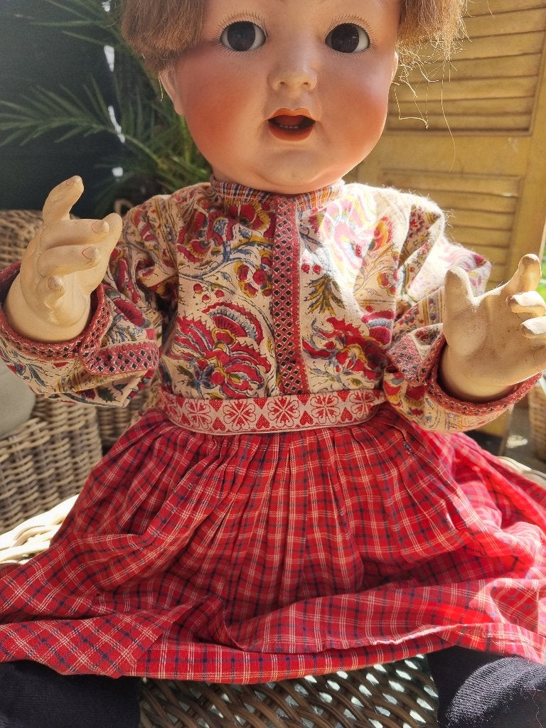 Antieke kinderstoel met antieke pop, Ophalen