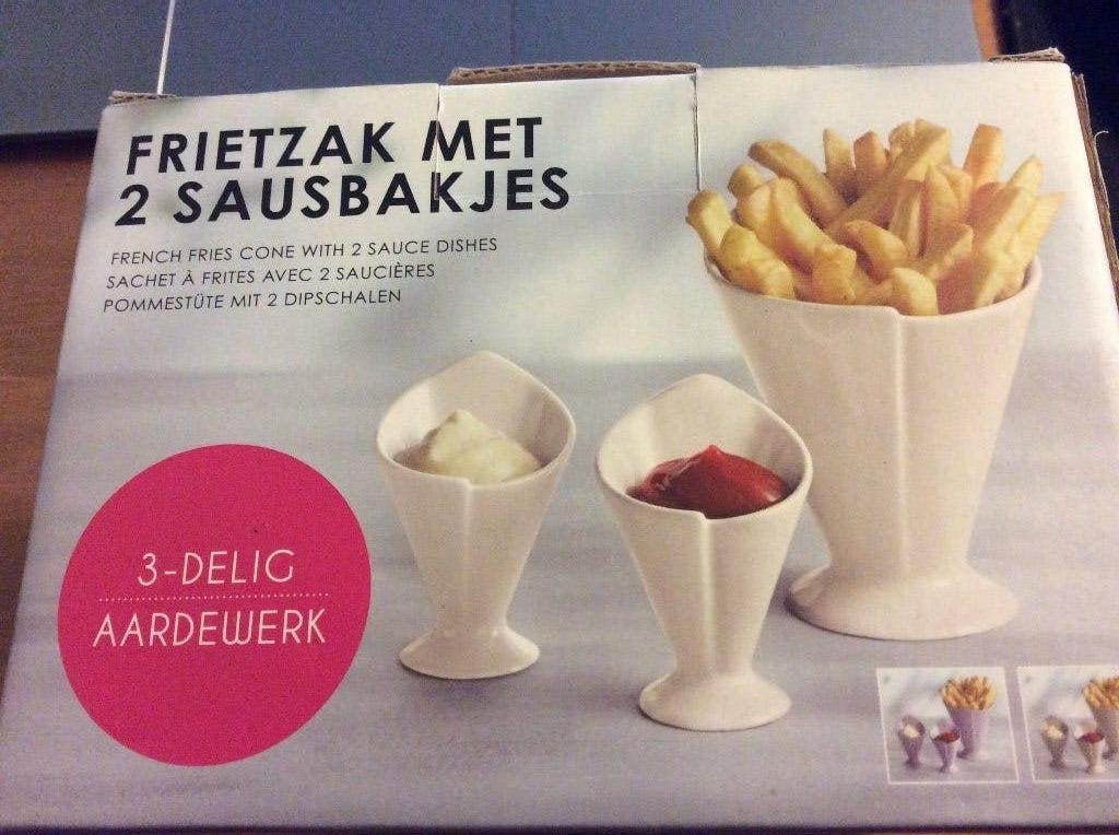 keramieken frietzak met 2 sausbakjes set. Nieuw, Ophalen of Verzenden, Nieuw, Keramiek, Overige stijlen