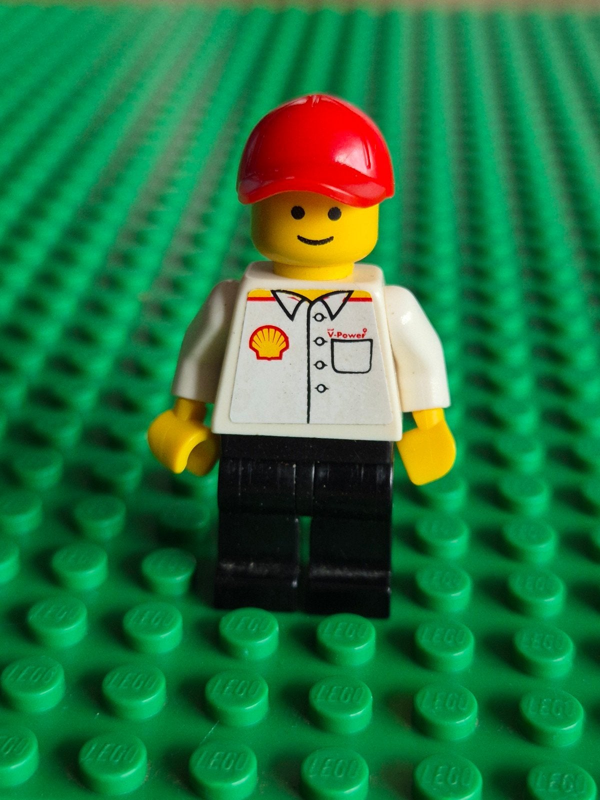 Lego Shell V-Power Minifiguur met rode pet, Ophalen of Verzenden, Gebruikt, Minifiguur, Lego