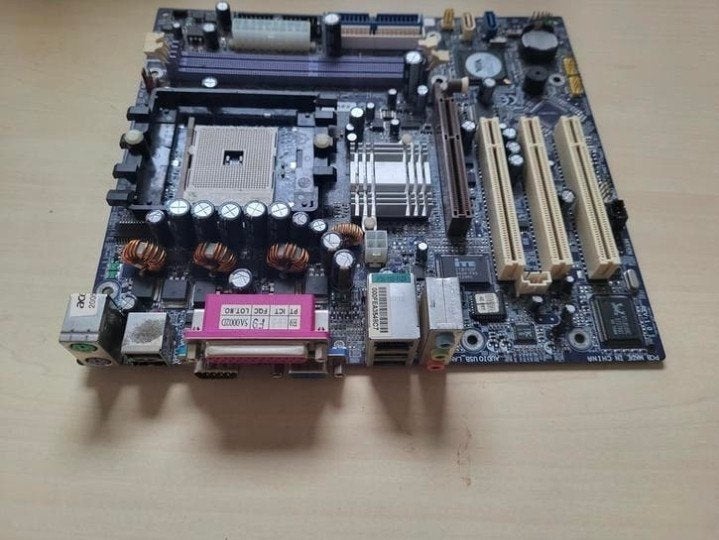 Gigabyte GA-K8VM800AE Moederbord - Socket 754, Gebruikt, Micro ATX, Ophalen of Verzenden, DDR