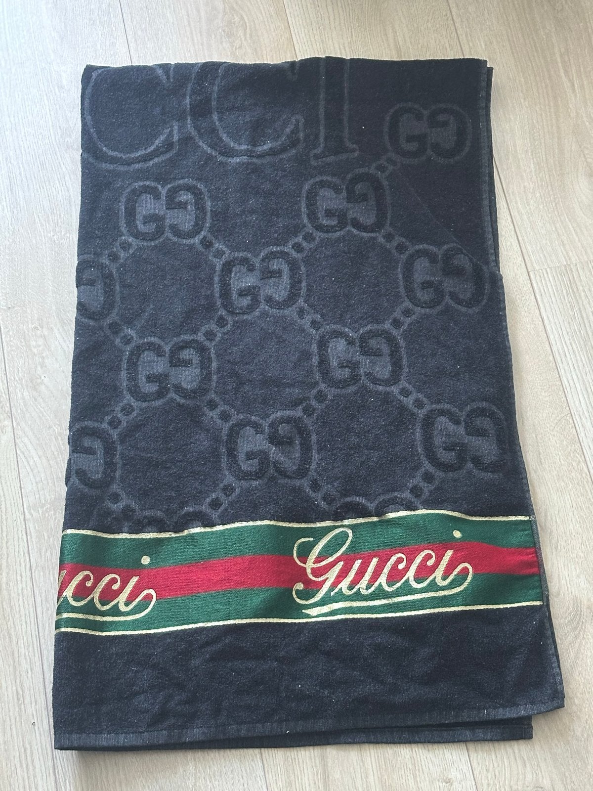 Gucci handdoek - Zwart met rood/groene streep, Gebruikt, Handdoek, Ophalen of Verzenden, Overige merken