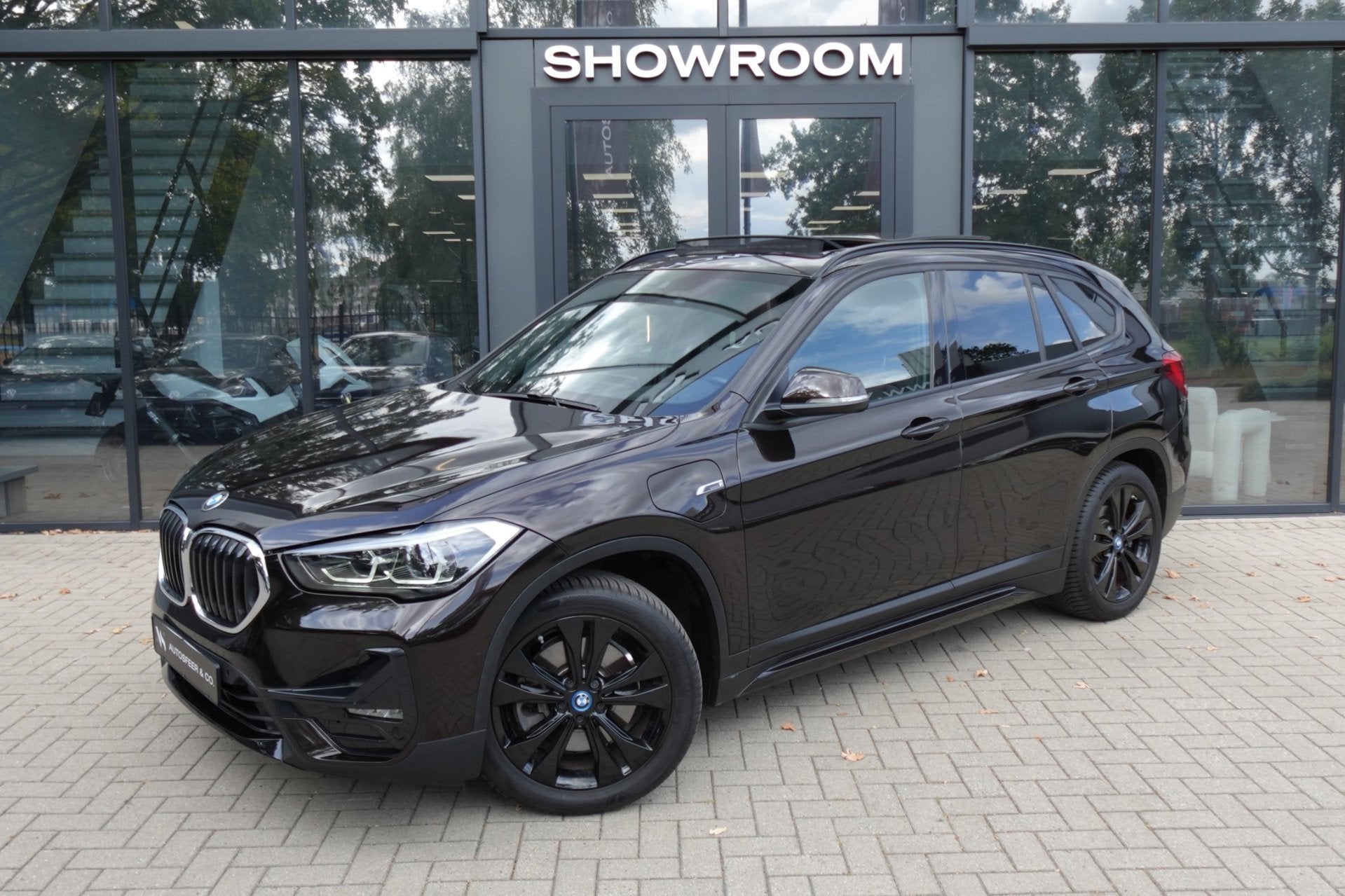 BMW X1 XDrive25e High Executive PANO KEYLESS CAM, Auto's, BMW, Gebruikt, Zwart, Bruin, Bedrijf