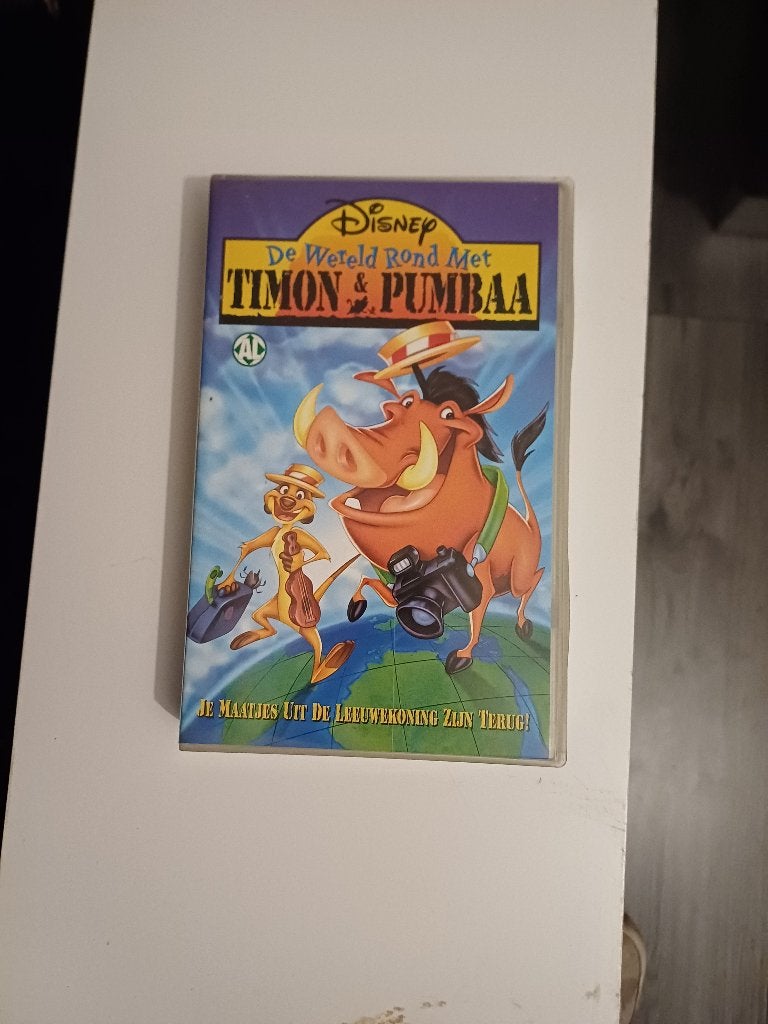 Disney – De Wereld Rond Met Timon & Pumbaa (VHS), Cd's en Dvd's, Gebruikt, Tekenfilm, Alle leeftijden, Ophalen of Verzenden