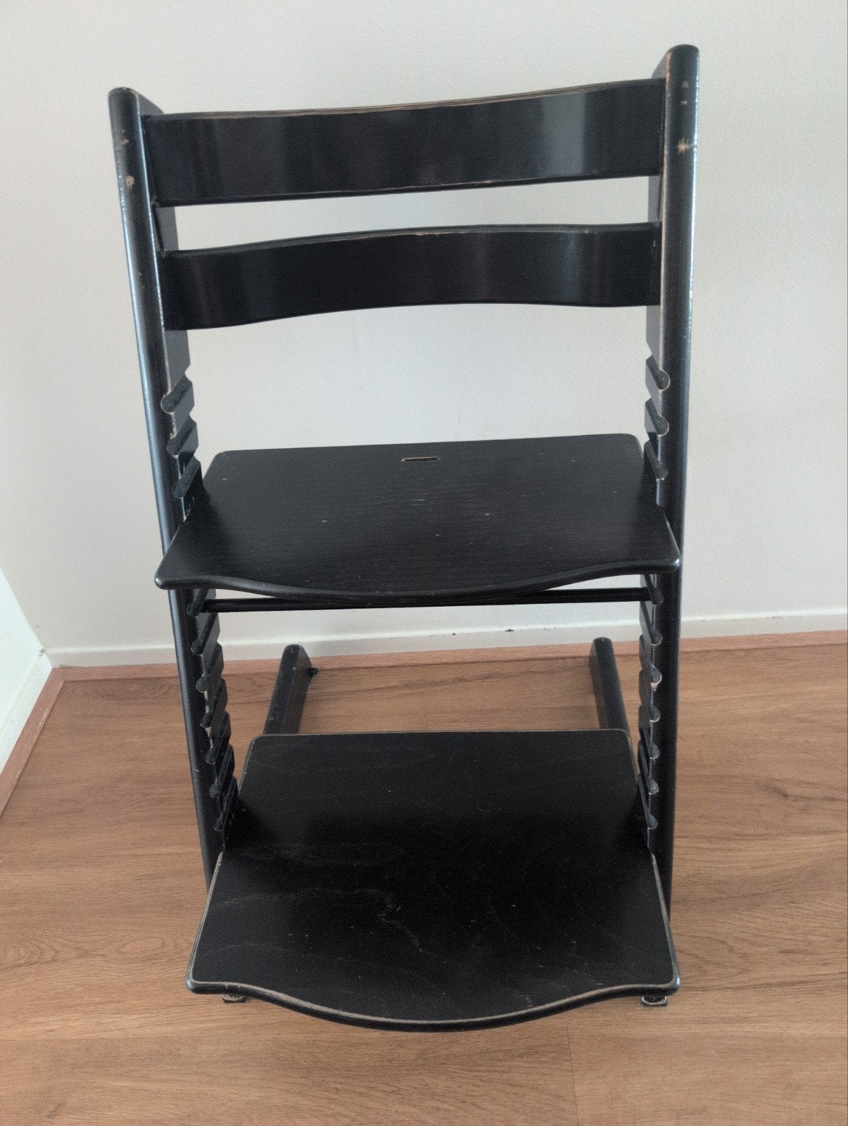 Stokke tripp trapp stoel zwart met beugel en leertje, Ophalen, Gebruikt, Meegroeistoel