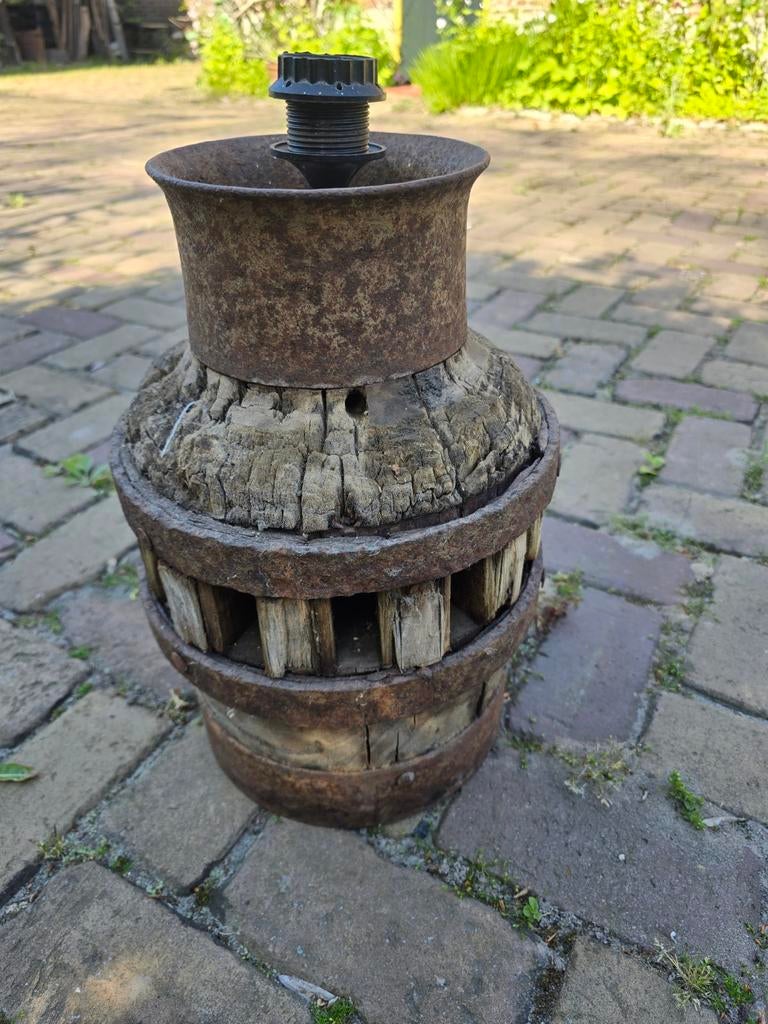 Antieke wielas als lamp te gebruiken, Ophalen