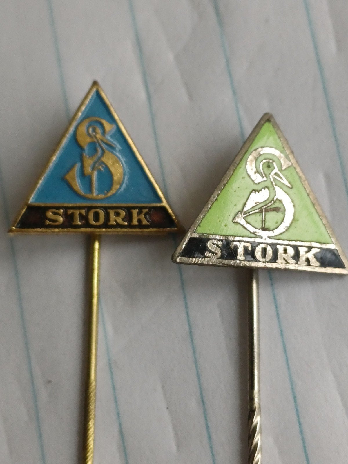Vintage Stork Speldjes - Blauw en Groen, Ophalen of Verzenden, Gebruikt, Merk, Speldje of Pin