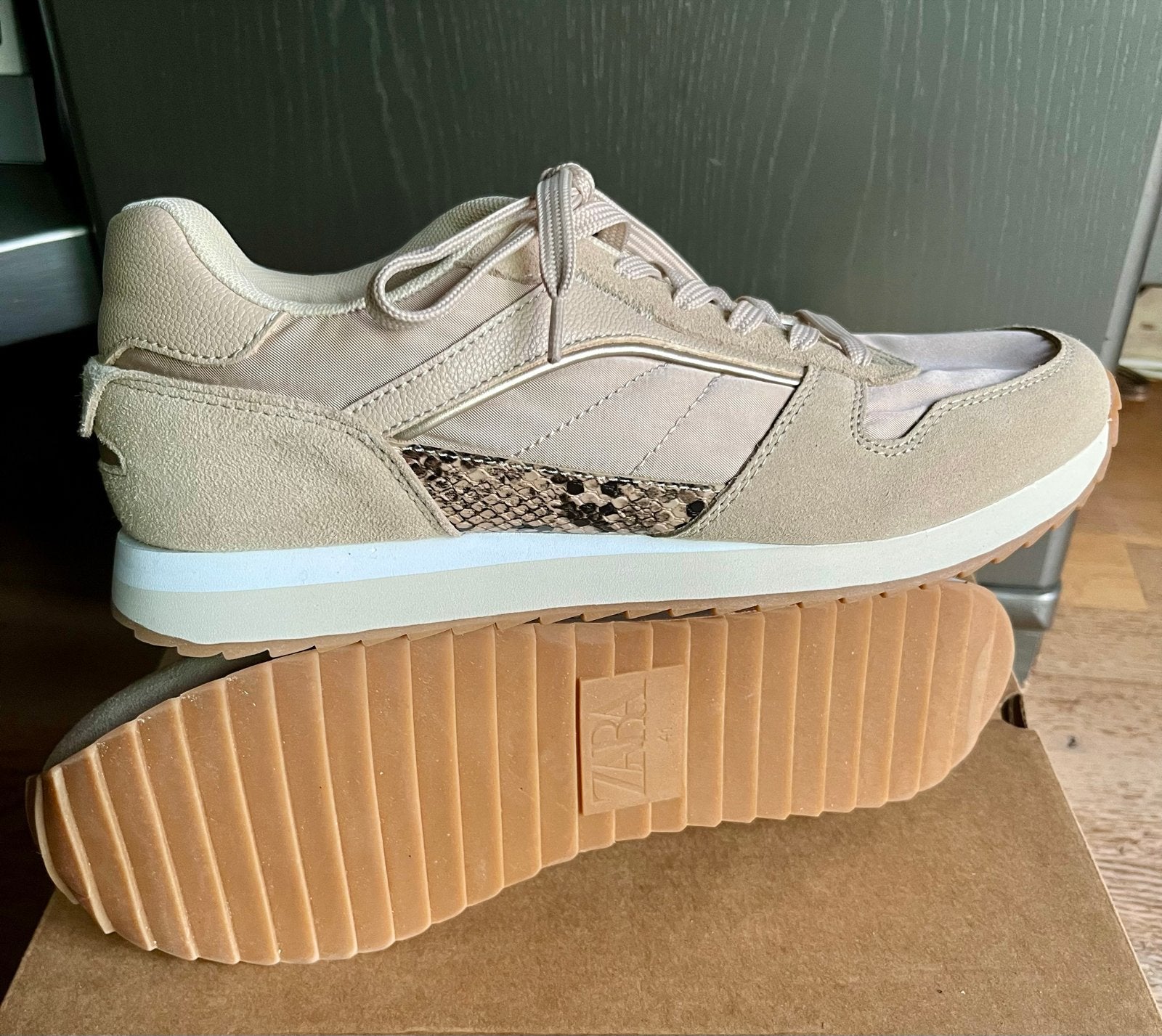 Nieuwe Zara sneakers van suède en textiel, maat 41, Beige, Nieuw, Ophalen of Verzenden, Sneakers of Gympen