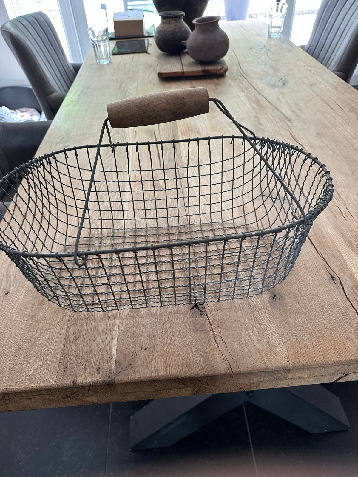 Oude zinken plukmand met verweerd houten handvat, Ophalen