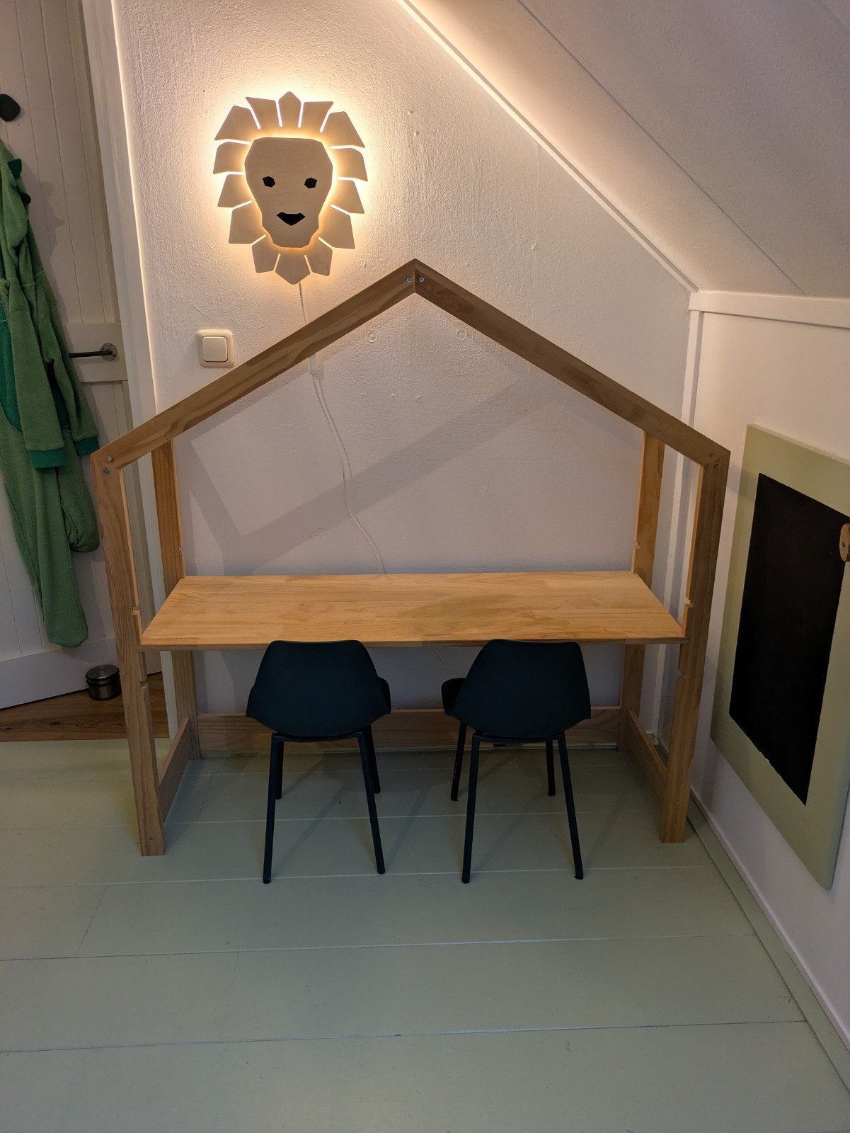 Huisje bureau met twee stoelen, Ophalen, Gebruikt