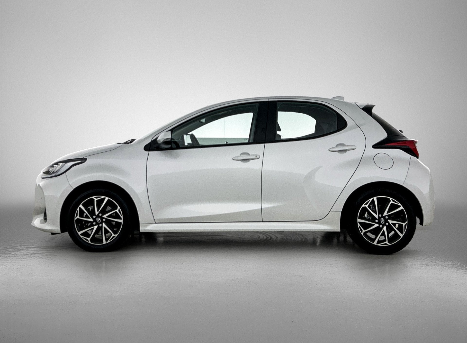 Toyota Yaris 1.5 Hybrid 115 Dynamic | Parkeersensoren |, Auto's, Toyota, Gebruikt, Wit, 1490 cc, Bedrijf