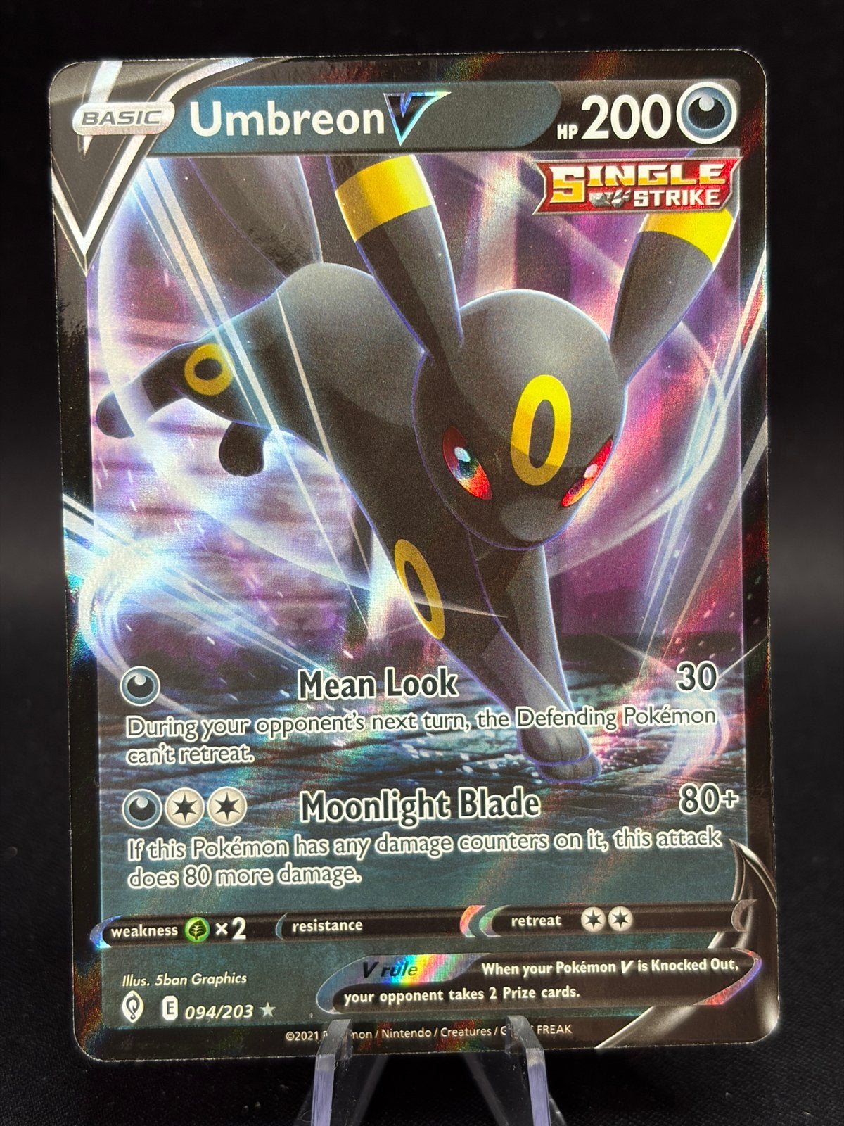 Umbreon V (094/203) Pokémon Kaart - Single Strike, Ophalen of Verzenden, Zo goed als nieuw, Losse kaart, Foil