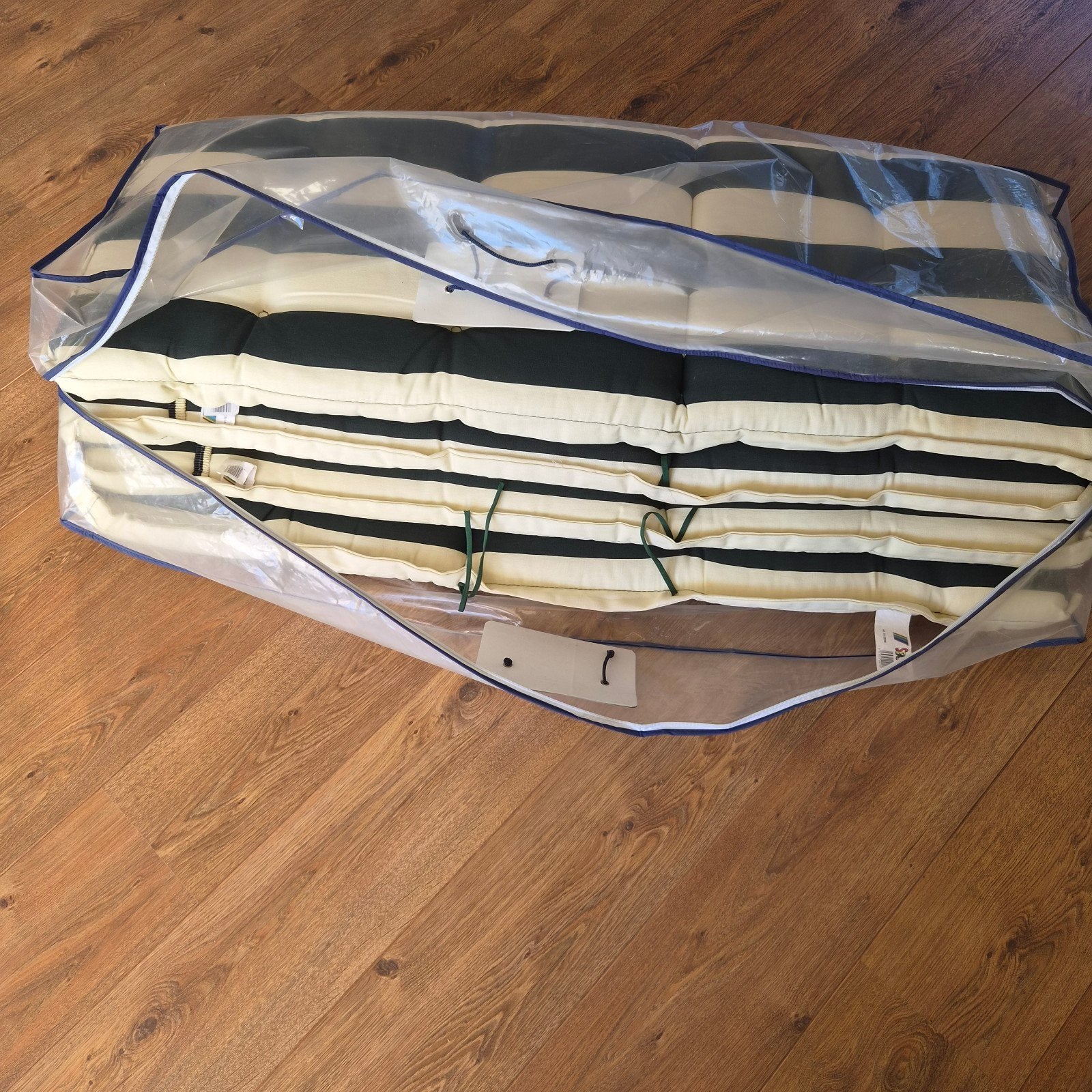 4 spiksplinternieuwe kussens, beige met heel donkergroen, Tuin en Terras, Ophalen