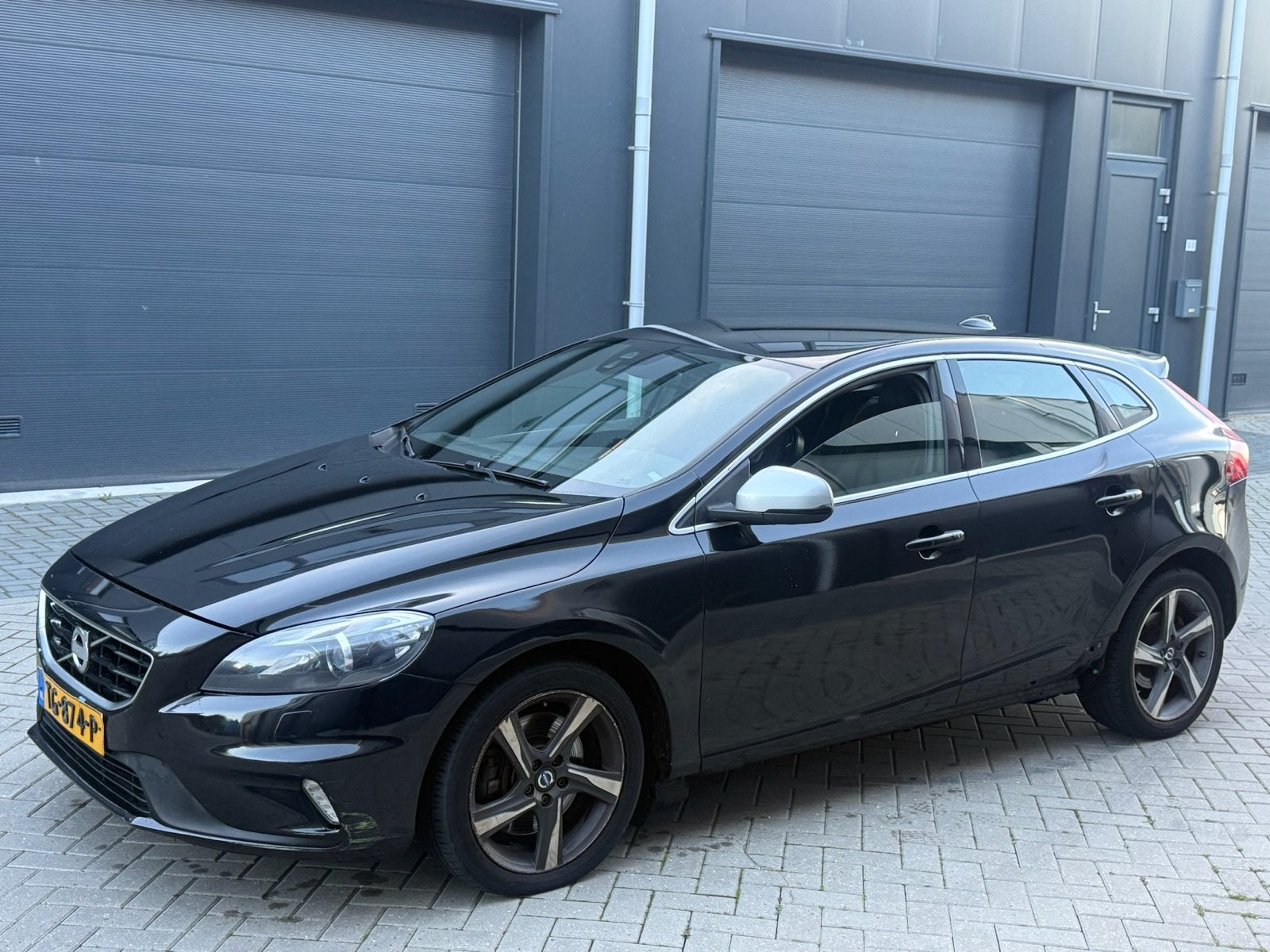 Volvo V40 2.0 D4 Geartronic 2015 Zwart, Zwart, Diesel, 154 €/maand, 1386 kg