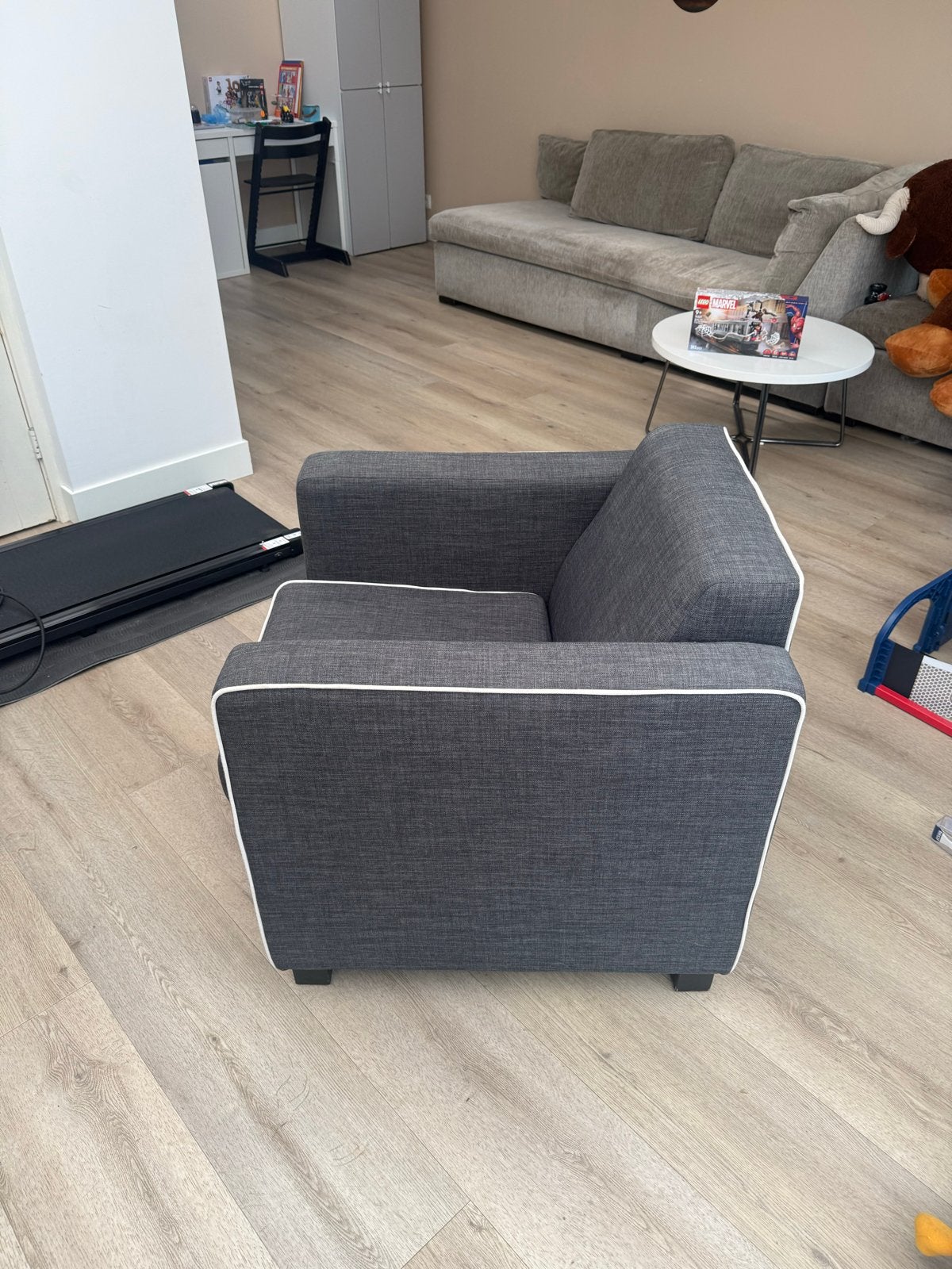 Comfortabele donkergrijze fauteuil met witte bies, Huis en Inrichting, Fauteuils, Ophalen, Gebruikt, Stof, 75 tot 100 cm